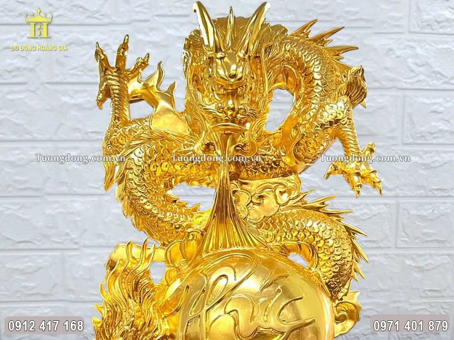 Từng họa tiết hoa văn được chạm khắc sắc nét
